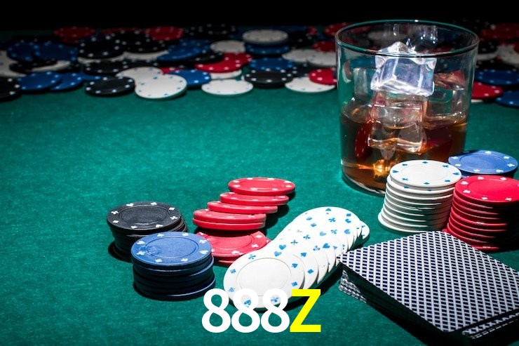 Escena dinámica inspirada en casino con iluminación 888Z, cartas, fichas e íconos de juegos digitales en un espacio moderno de juegos.